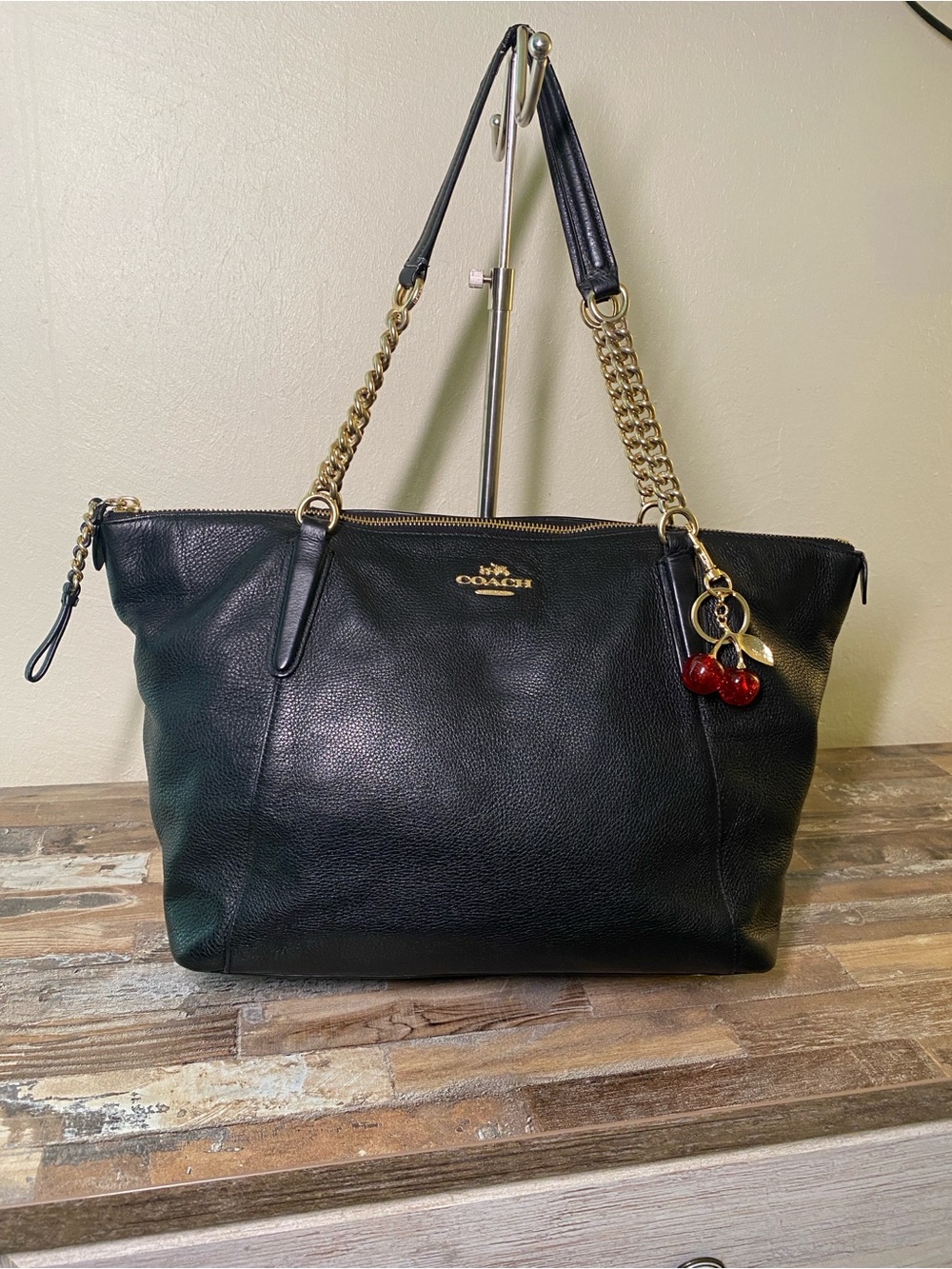 Coach Ava Chain Tote
Black